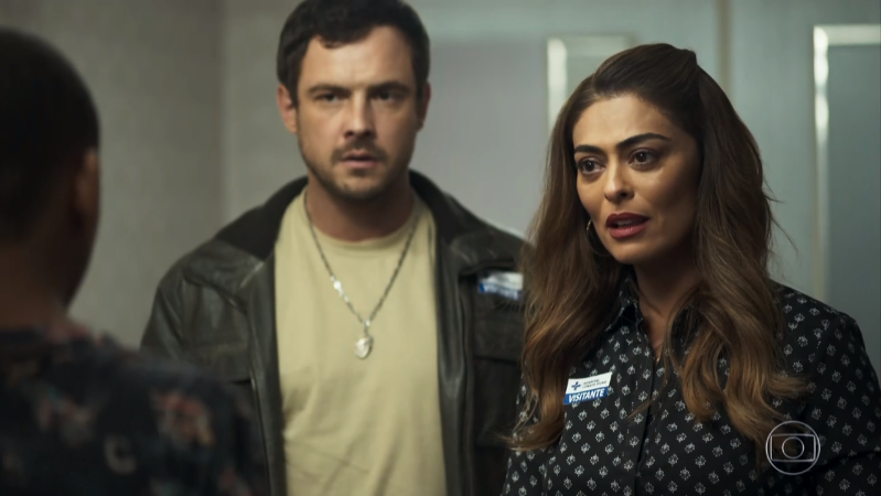 Na cena seguinte, Maria da Paz (Juliana Paes) surge no hospital com outra roupa em A Dona do Pedaço (Foto: Reprodução/Globo)