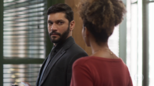 Diogo (Armando Babaioff) e Gisele (Sheron Menezzes) em cena da novela Bom Sucesso (Foto: Reprodução/Globo)