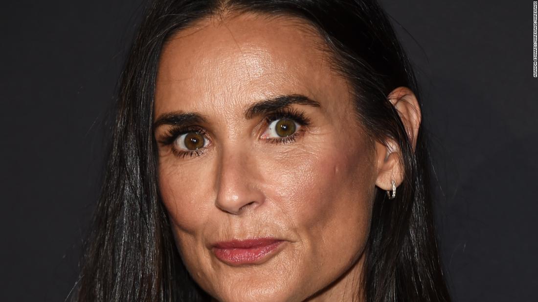 Durante entrevista, a atriz Demi Moore fala algumas tristes lembranças de seu passado (Foto: Reprodução)