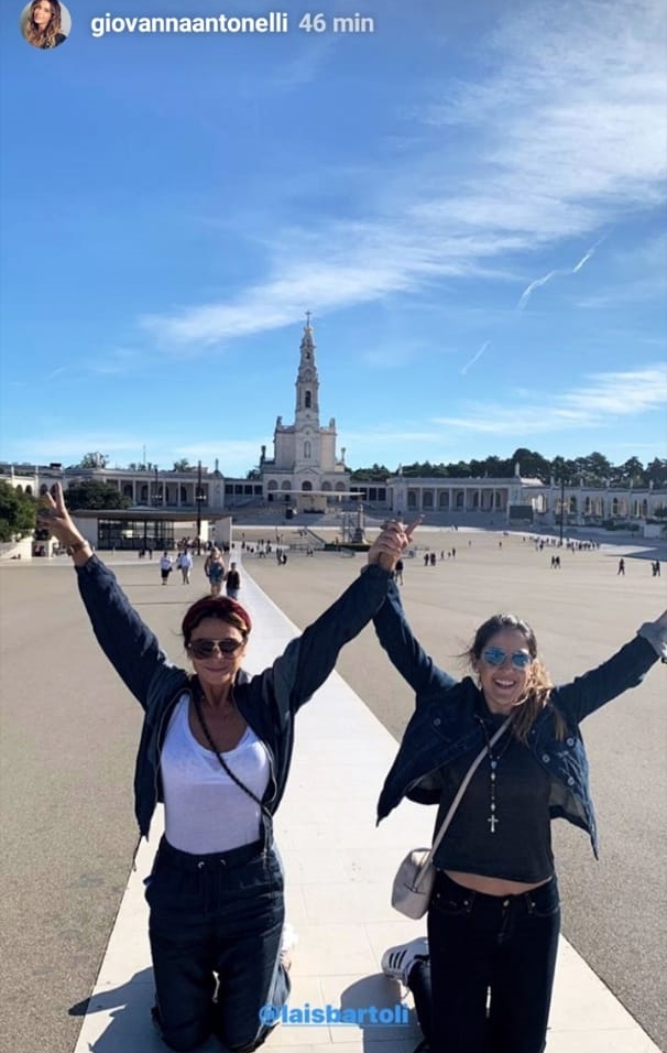 Giovanna Antonelli e amiga caminharam ajoelhadas em igreja de Fátima em Portugal. (Foto: Reprodução)