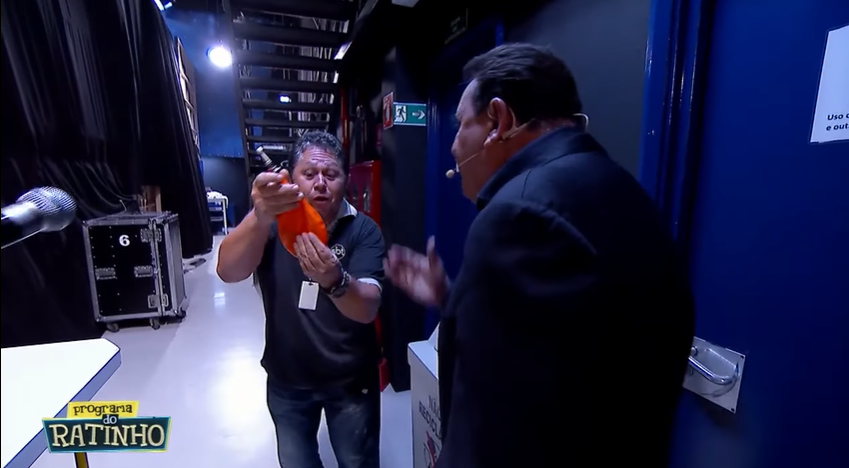 Ratinho ameaçou funcionário de demissão após erro em programa no SBT. (Foto: Reprodução)