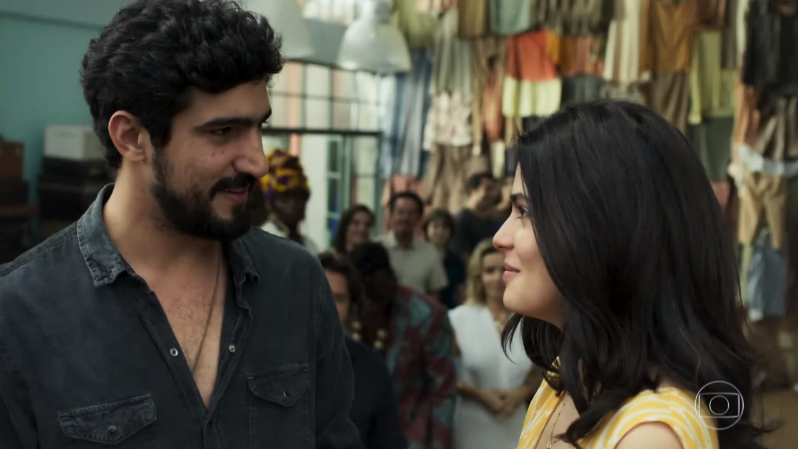 Renato Góes (Jamil) e Julia Dalavia (Laila) em cena de Órfãos da Terra, que teve boa audiência no capítulo final (Foto: Reprodução/Globo)