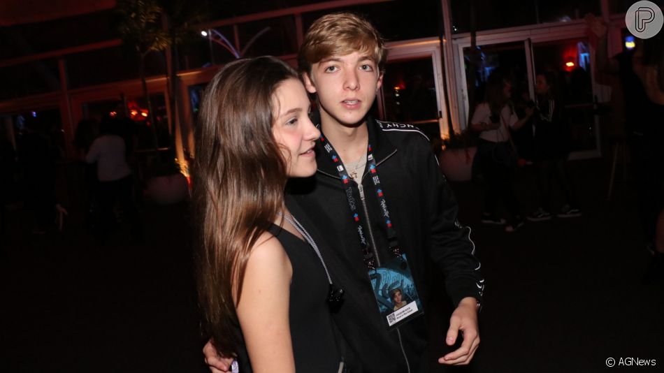 Joaquim, filho mais velho de Luciano Huck, e a namoradinha durante o Rock in Rio. Foto: Reprodução