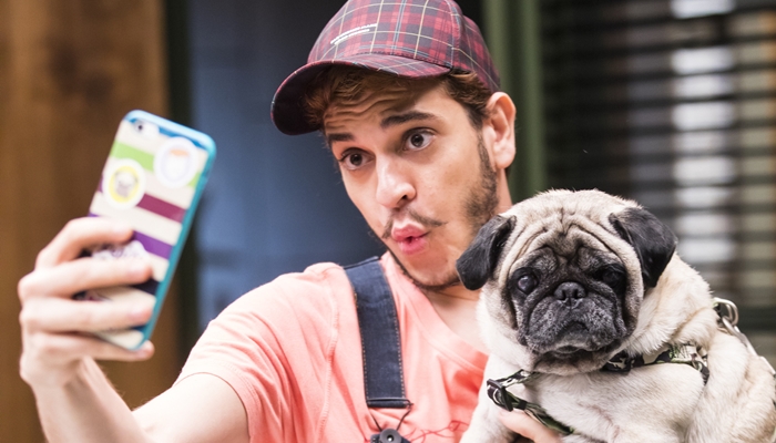 Jesse Junior (Victor Lamoglia) e seu cachorro Pepito entrarão na novela Bom Sucesso (Foto: Globo/João Miguel Júnior)