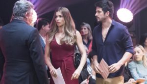 Paloma (Grazi Massafera) e Marcos (Romulo Estrela) no desfile em Bom Sucesso (Foto: Globo/João Miguel Júnior)