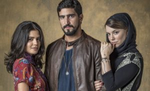 Jamil (Renato Góes), Laila (Julia Dalavia) e Dalila (Alice Wegmann) em Órfãos da Terra (Foto: Globo/Paulo Belote)