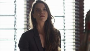 Fabiana (Nathalia Dill) será expulsa da fábrica de bolos por Maria da Paz (Juliana Paes) em A Dona do Pedaço (Foto: Reprodução/Globo)