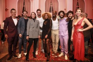 Parte do elenco de A Dona do Pedaço, novela das 21h exibida pela Globo (Foto: Reprodução)Anderson Di Rizzi, Pedro Carvalho, Fernando Zilli, Lucy Ramos, Thigo Tomé, Rainer Cadete, Guilherme Leicam e Luciana Fernandes