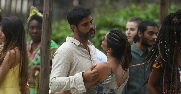 Bruno Cabrerizo e Carol Castro fazem par romântico na novela Órfãos da Terra (Foto: AGNews)