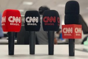 Modelos de microfone da CNN Brasil, que estreia em março (foto: divulgação/CNN Brasil)