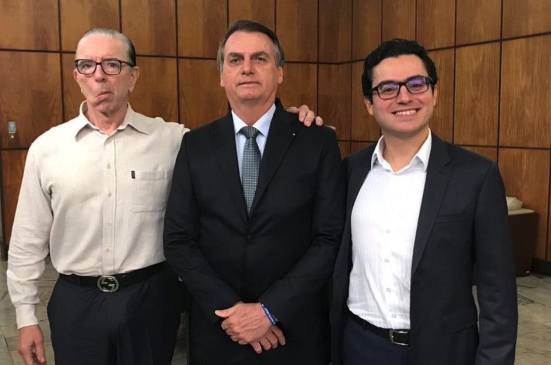 O presidente Jair Bolsonaro e os responsáveis por sua cirurgia (Foto: Reprodução)