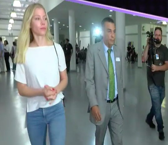 Najila Trindade dando entrevista após deixar a delegacia. Foto: Reprodução/RedeTV!