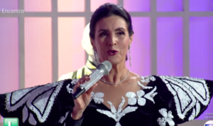 Fátima Bernardes apareceu com vestido eternizado pela dama da televisão - Reprodução/Globoplay