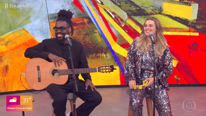 Carolina Dieckmann canta ao vivo no Encontro, mas não agrada. Foto: Reprodução/Globo