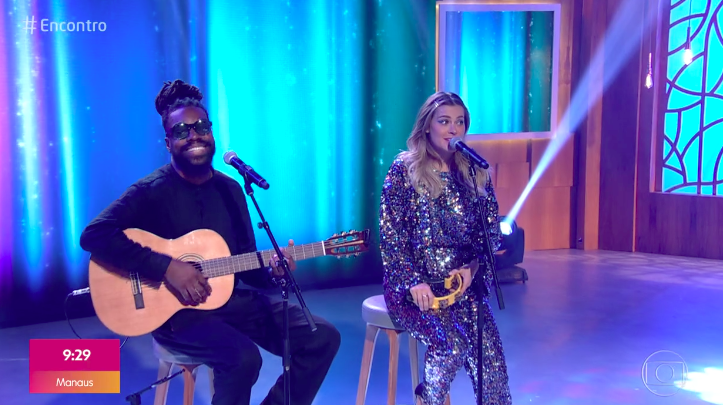 Carolina Dieckmann canta ao vivo no Encontro, mas não agrada. Foto: Reprodução/Globo