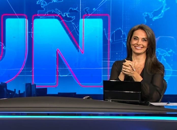 Carla Vilhena na bancada do Jornal Nacional, da Globo (Foto: Reprodução/Instagram)