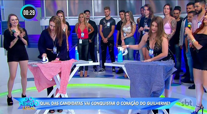 Quadro dentro do Xaveco no Domingo Legal do Celso Portiolli gerou polêmica ao colocar as candidatas para passar roupa ao vivo (Foto: Reprodução/ SBT)