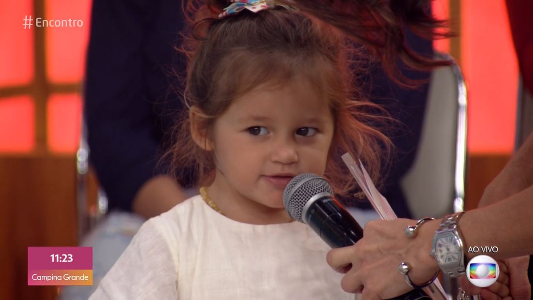 A Filha de Yanna Lavigne e Bruno Gissoni, Madelena deixou Fátima Bernardes constrangida nesta manhã (Foto: Reprodução/Globoplay) 