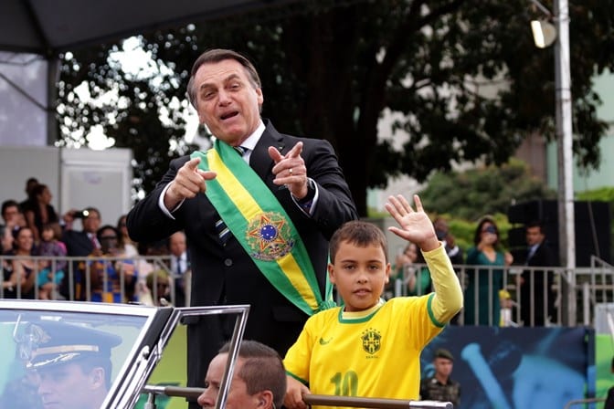 O menino que acompanhou o presidente Jair Bolsonaro em desfile foi atacado pelo portal Globo (Foto: Divulgação)