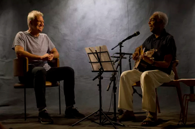 Pedro Bial fala sobre seu primeiro porre em uma conversa com Gilberto Gil (Foto: Mariana Vianna/Divulgação)