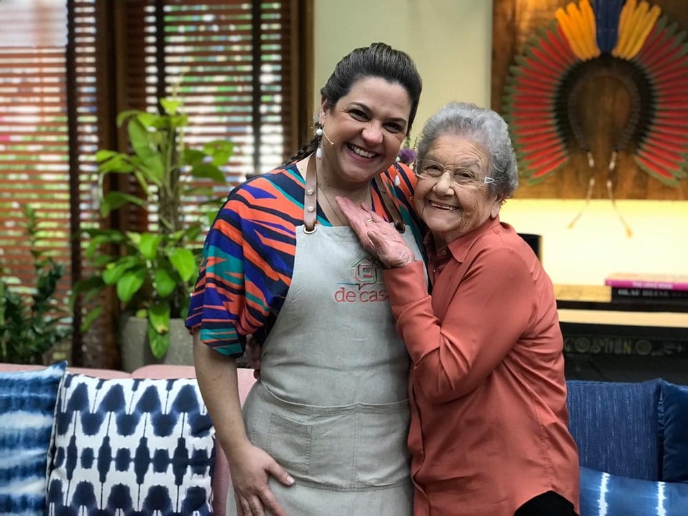 Palmeirinha Onofre com a neta, a confeiteira Adriana Rosa — (Foto: Sonia Schneiders/Gshow Rio)