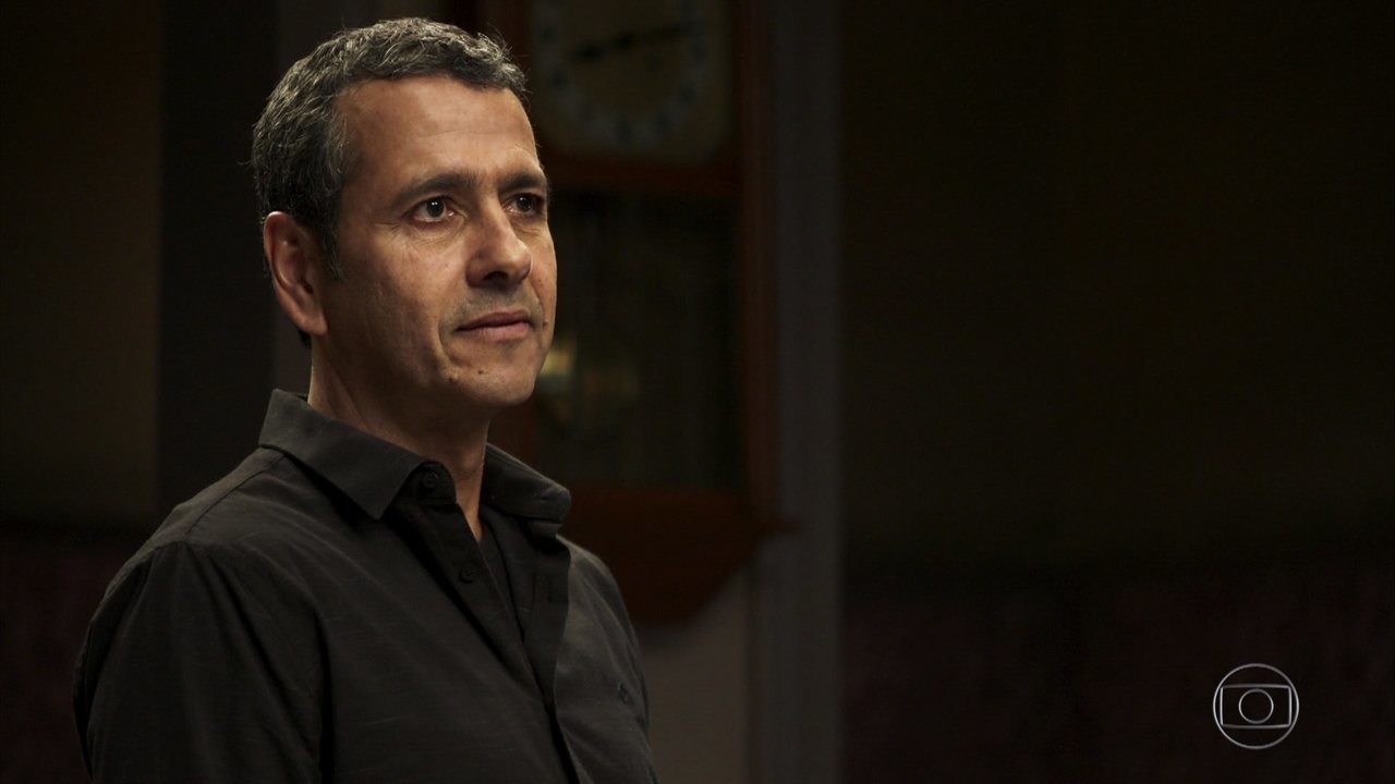 Amadeu acredita que finalmente poderá viver o seu romance com Maria da Paz em A Dona do Pedaço, mas Régis não deixará (Foto: Reprodução/Globo)