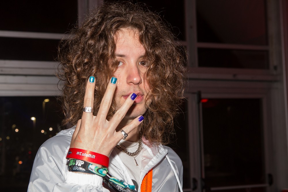 Lucas Jagger e suas unhas pintadas de azul (Foto: Artur Meninea/Gshow)