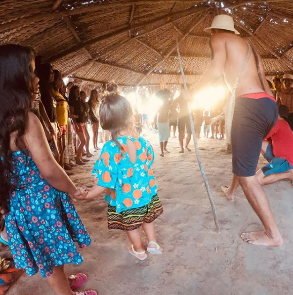 Bruno Gissoni e Yanna Lavigne foram parar em aldeia (Foto: Reprodução/ Instagram)