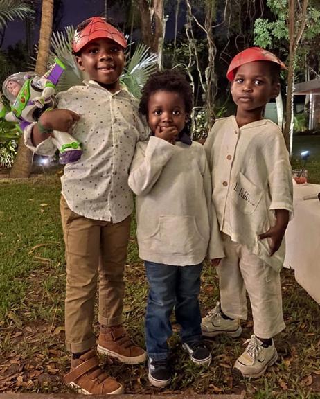 Bless, filho do ator Bruno Gagliasso e Giovanna Ewbank ao lado dos seus dois amigos, Tom e Loyd (Foto: Reprodução / Instagram)