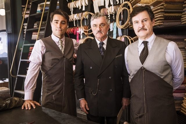 Na imagem divulgada pela Globo estão os atores Werner Schünemann, Antonio Calloni e Ricardo Pereira com trajes de seus personagens da novela Éramos Seis