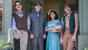 Danilo Mesquita (Carlos), Alfredo (Nicolas Prattes), Isabel (Giullia Buscacio) e Julinho (André Luiz Frambach) na segunda fase da novela Éramos Seis (Foto: Raquel Cunha/Globo)