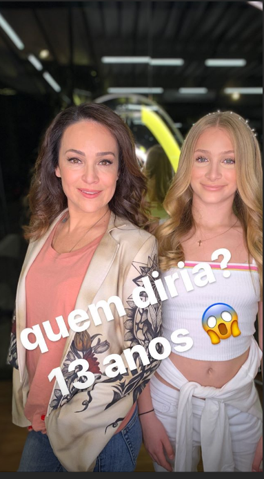 A atriz da TV Globo Gabriela Duarte no ar no Vale a Pena Ver de Novo com a trama Por Amor apareceu com a filha nas redes sociais e se admirou do tamanho da garota (Foto: Reprodução/ Instagram)