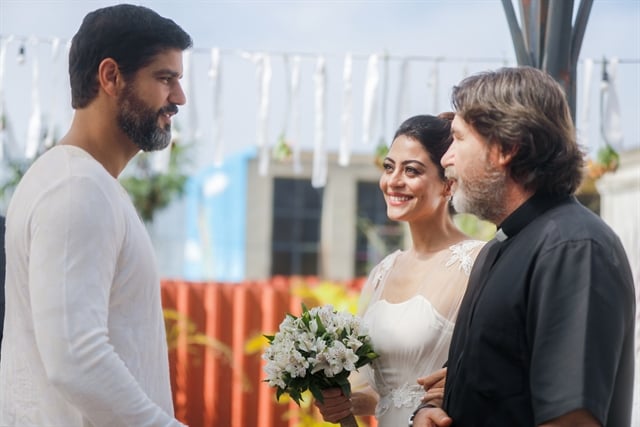 Hussein (Bruno Cabrerizo) e Helena (Carol Castro) recebem a benção de Padre Zoran (Ângelo Coimbra) em Órfãos da Terra (Foto: Globo/Raquel Cunha)