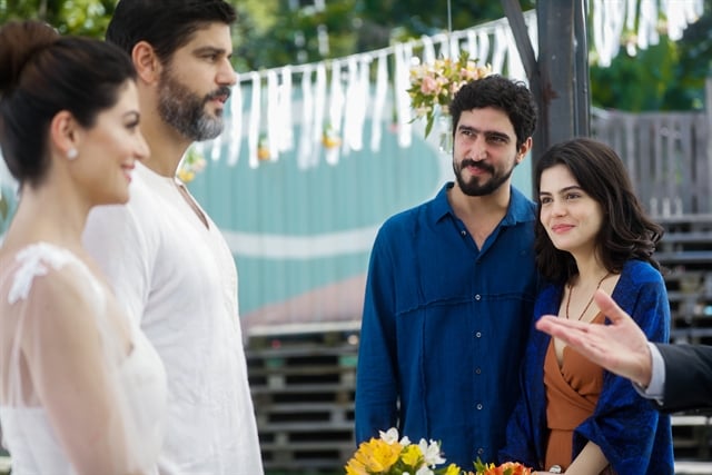 Helena (Carol Castro) e Hussein (Bruno Cabrerizo) se casam com a presença de Jamil (Renato Goes) e Laila (Julia Dalavia) em Órfãos da Terra (Foto: Globo/Raquel Cunha)