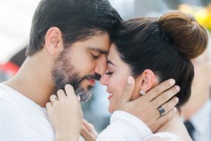 Helena (Carol Castro) e Hussein (Bruno Cabrerizo) em cena de Órfãos da Terra; final definido (Foto: Globo/Raquel Cunha)