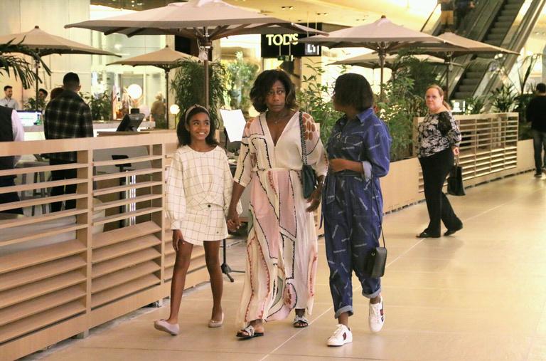 A apresentadora do Globo Repórter na TV Globo Gloria Maria com as filhas Maria, de 11 anos, e Laura, de dez, passeando por um shopping no Rio de Janeiro (Foto: AgNews)