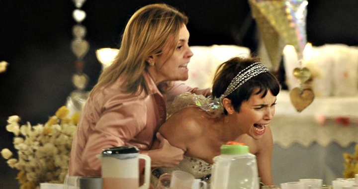 Adriana Esteves e Débora Falabella em cena da novela. (Foto: Divulgação)