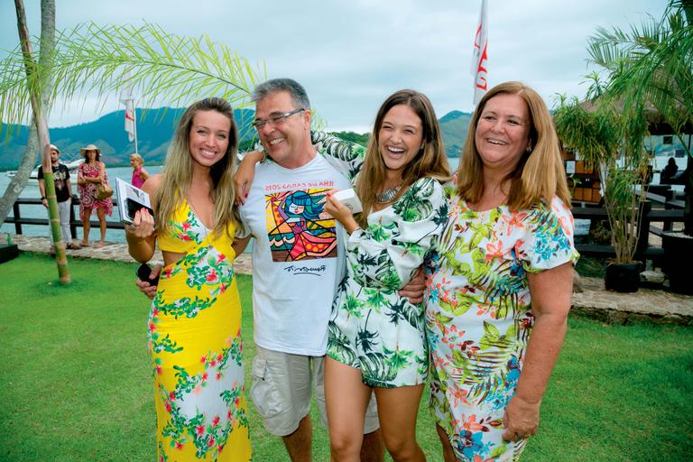 Juliana Paiva ao lado do pai em recente evento da revista Caras (Foto: Reprodução)