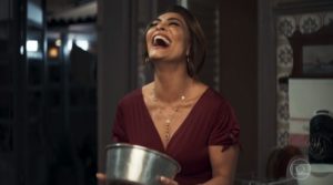 Maria da Paz (Juliana Paes) choca família tradicional falando de órgão genital masculino em A Dona do Pedaço (Reprodução: Rede Globo)