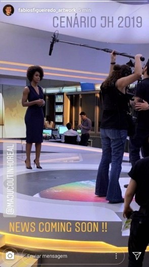 Maju Coutinho gravando novo Jornal Hoje (Foto capturada pelo site Notícias da TV do perfil nas redes sociais de Fábio Figueiredo)