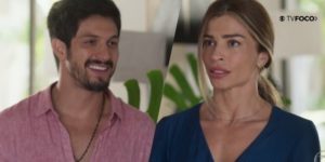 Paloma não resiste ao charme de Marcos e o beija em cena de Bom Sucesso (Foto: Montagem/TV Foco)