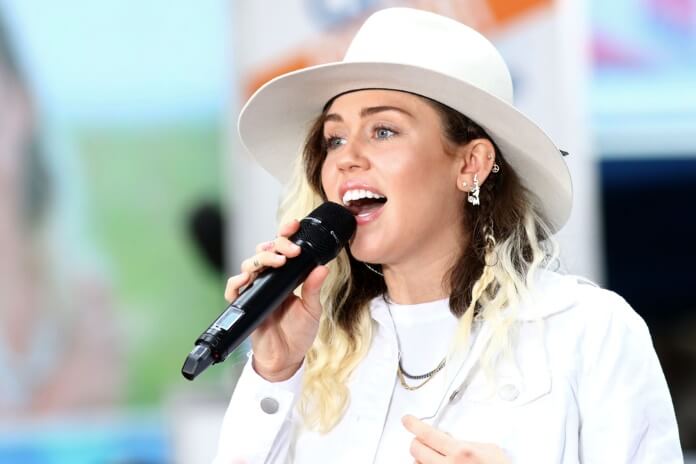 Miley Cyrus posta foto só de biquíni e com legenda polêmica (Foto: Reprodução)