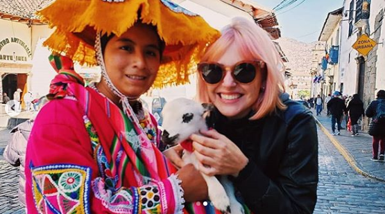 Lara Rodrigues com o cabelo cor de rosa em viagem no Peru (Foto: Reprodução/ Instagram)