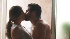 Paloma (Grazi Massafera) e Marcos (Romulo Estrela) darão beijaço em Bom Sucesso, novela das sete da Globo (Foto: Reprodução/Globo)