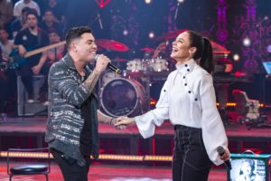 Paolla Oliveira e Felipe Araújo durante o programa Altas Horas (Foto: Fábio Rocha/TV Globo)