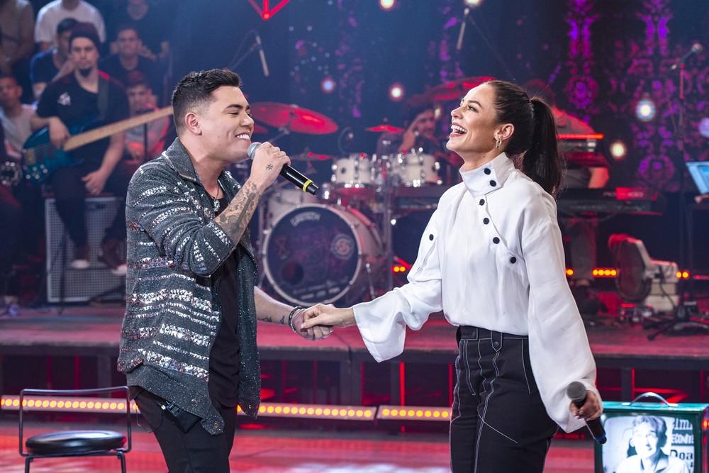 Paolla Oliveira e Felipe Araújo durante o programa Altas Horas (Foto: Fábio Rocha/TV Globo)