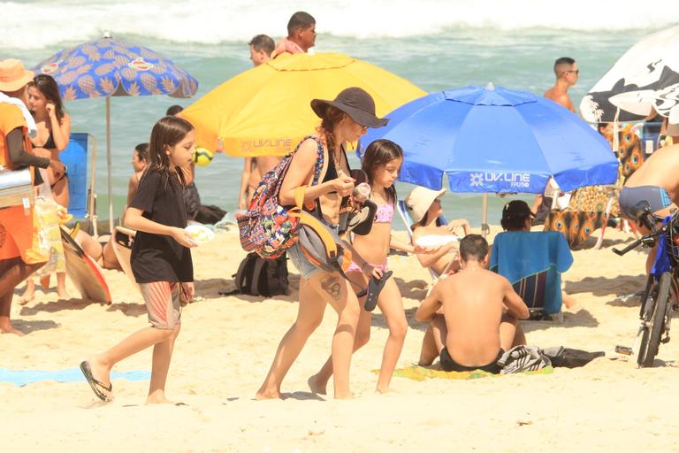 Poliana Abritta curte praia ao lado dos filhos e exibe tatuagem ( Foto:JC Pereira / AgNews)