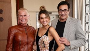 Xuxa Meneghel, Luciano Szafir e a filha do casal, Sasha Meneghel, posaram juntos em bastidores de desfile (Foto: Divulgação)