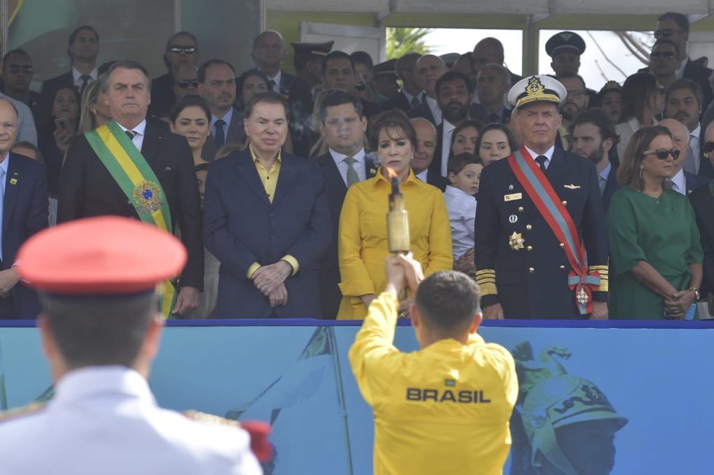 Silvio Santos se encontrou com Jair Bolsonaro e Edir Macedo no desfile de 7 de setembro (Foto: O Antagonista)