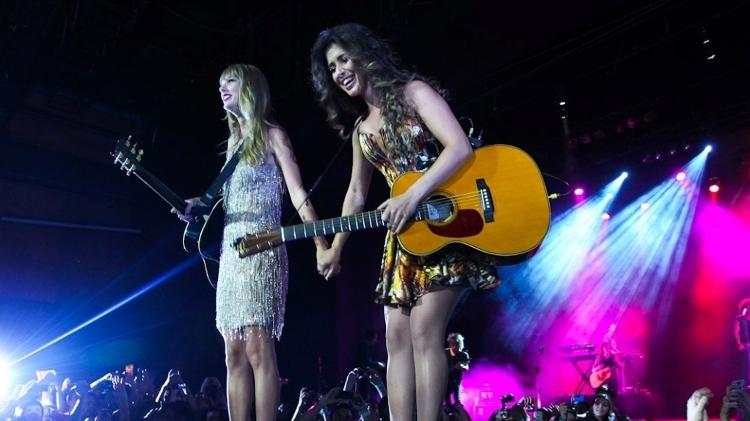 Taylor Swift e Paula Fernandes na parceria que fizeram em 2012 (Foto: Reprodução)